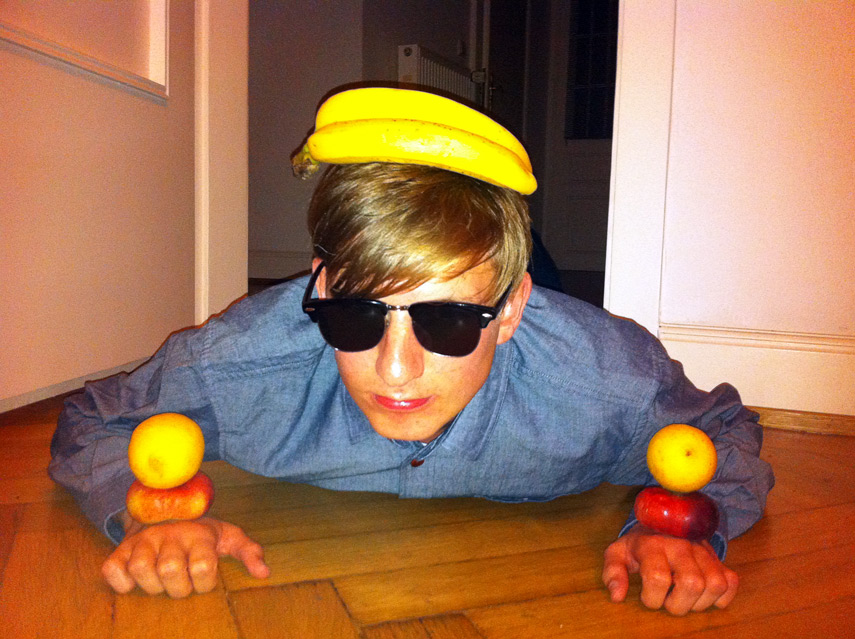 2nectarines, 2lemons, 3bananas, sunglasses